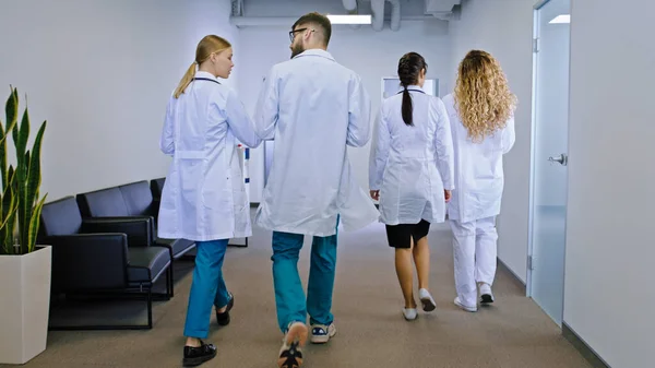 Velké Nemocniční Chodbě Chodící Skupina Lékařů Sester Asistentek Které Odnášely — Stock fotografie