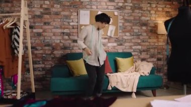 Terzisi terzisiyle kanepenin üzerinden atlarken heyecanlanan terzi dans ediyor ve elbise dikerken kendini mutlu hissediyor. ARRI Alexa Mini 'de çekilen