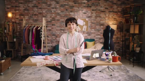 Moda Giysi Tasarımcısı Güzel Bir Kadın Elbise Atölyesinde Kameranın Önünde — Stok video