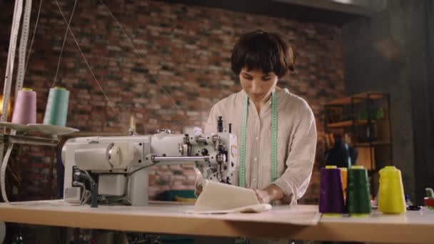 Güzel Moda Tasarımcısı Bir Kadının Atölyesinde Dikiş Makinesini Kullanarak Kameranın — Stok video