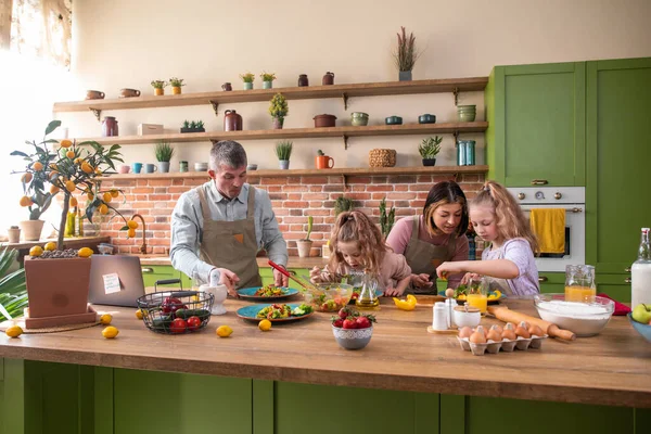 Glada Två Barn Flickor Har Roligt Med Sina Föräldrar Köksön — Stockfoto