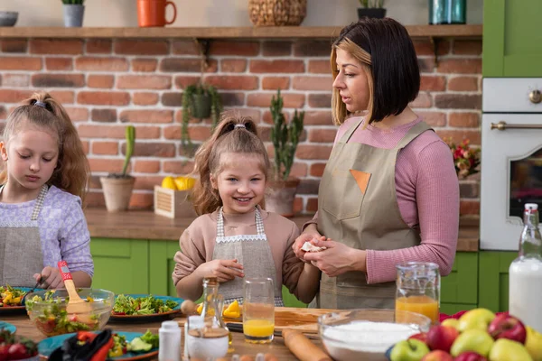 Rodzina Czas Dla Rodziców Córek Nowoczesnej Kuchni Rustykalnej Przygotowują Zdrową — Zdjęcie stockowe