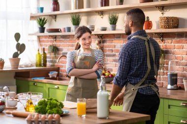 Modern mutfak adası çok kültürlü çifti kahvaltıyı hazırlarken çok yakışıklı bir şekilde dans ediyorlar. Sonra kadın dizüstü bilgisayarda bir şeye bakıyor ve çok heyecanlanıyor. Alkışlamaya başlıyor.