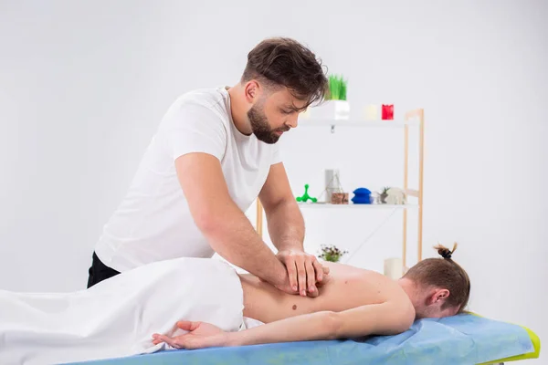 Professionell Manlig Massage Terapeut Gör Professionell Ryggmassage Till Man Spa — Stockfoto