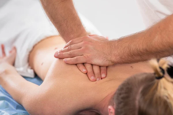 Einzelheiten Beim Professionellen Massagetherapeut Der Eine Entspannte Rückenmassage Für Einen — Stockfoto