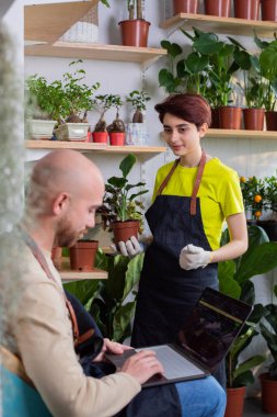 Çiçekçi dükkanının küçük işletmeci konseptinde dükkan sahibi çiçekçi bayanla sohbet eder..