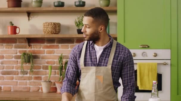 Güzel Bir Adam Kız Arkadaşı Sabah Mutfakta Birbirlerine Sevgiyle Sarılıyorlar — Stok video