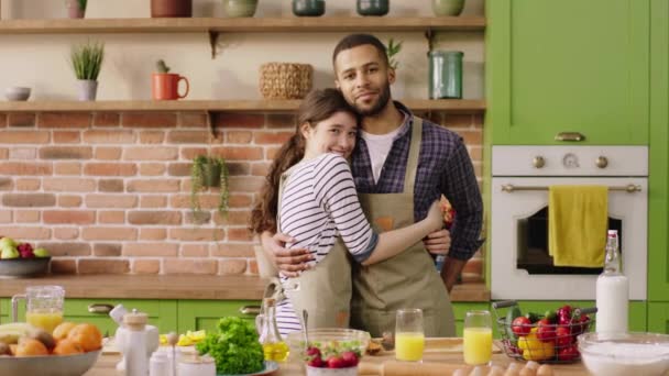 在厨房的岛上 一对非常可爱的多种族情侣在镜头前摆姿势 他们直视着 面带微笑 高兴而兴奋地在一起 — 图库视频影像