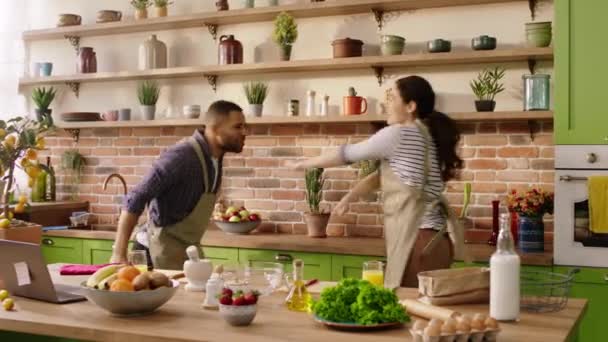 Homem Animado Sua Esposa Divertem Cozinha Dançando Divertem Enquanto Preparam — Vídeo de Stock