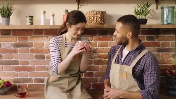 Хороша Багатоетнічна Пара Великою Посмішкою Вранці Сідає Кухонний Стіл Вони — стокове відео