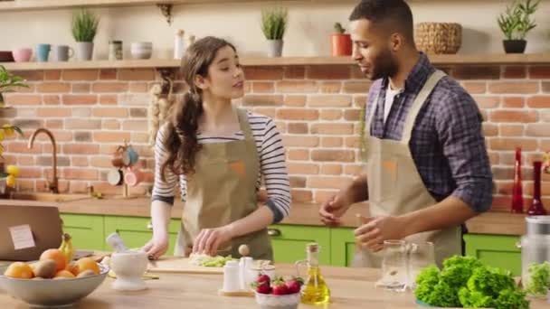 Wieloetniczna Para Kuchni Rano Pokroić Kilka Świeżych Warzyw Owoców Przygotowują — Wideo stockowe