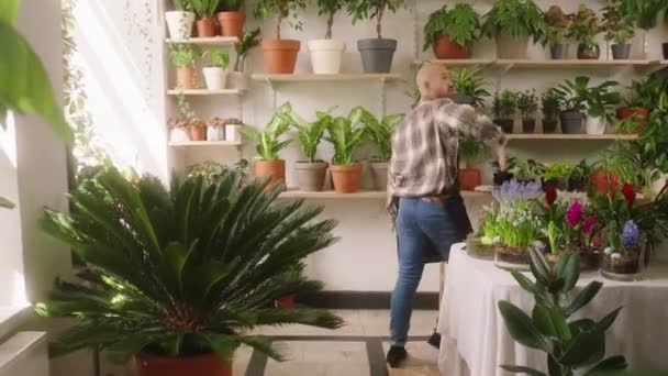 Aantrekkelijke Knappe Man Dansen Zich Opgewonden Voelen Bij Zijn Bloemenwinkel — Stockvideo