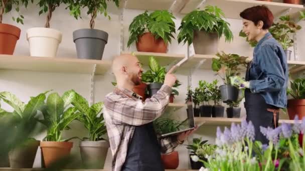 Felices Colegas Florista Mujer Hombre Que Trabajan Juntos Tienda Flores — Vídeos de Stock