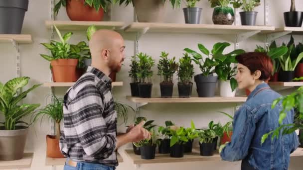 Attraktiv Florist Dam Arbetar Blomsteraffären Hon Har Diskussion Med Kunden — Stockvideo