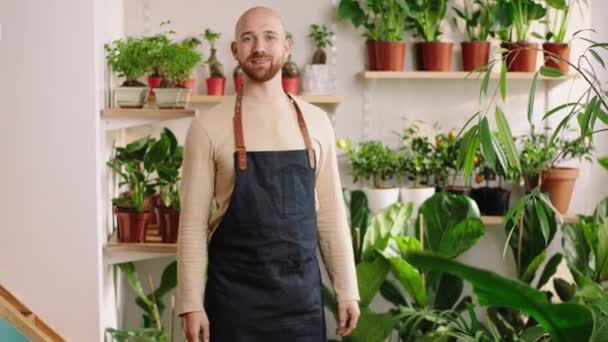 Stilig Vit Man Entreprenör Blomsteraffären Han Ler Stora Och Känner — Stockvideo