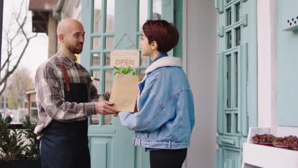 Conceito Pequeno Empresário Florista Florista Homem Bonito Loja Floral Cliente — Vídeo de Stock