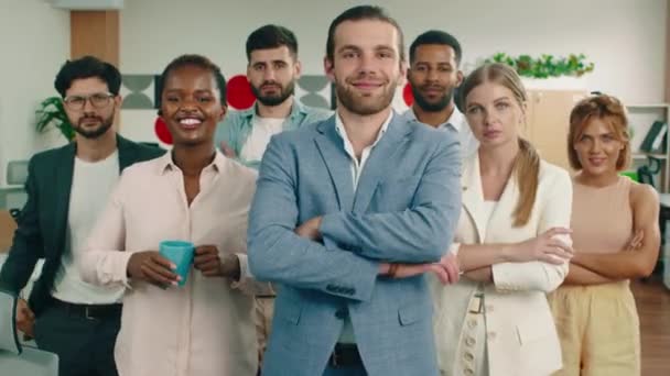 事務所の人たちは皆立ち上がり カメラを見て笑顔で腕を交差させている Arri Alexa Mini — ストック動画