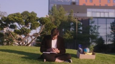 Yakışıklı ofis müdürü, iş eşyalarıyla dolu kutusuyla çimlerin üzerine oturduğu için kovulmuş. Başka bir iş aramaya başlamış. Birini aramış. Arri Alexa Mini.