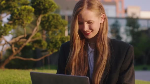 Devant Caméra Charismatique Souriante Grande Femme Heureuse Travailler Dans Parc — Video