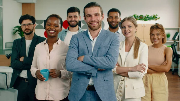 Grupo Personas Trabajadoras Hermosas Sonríen Brillantemente Directamente Cámara Con Los —  Fotos de Stock