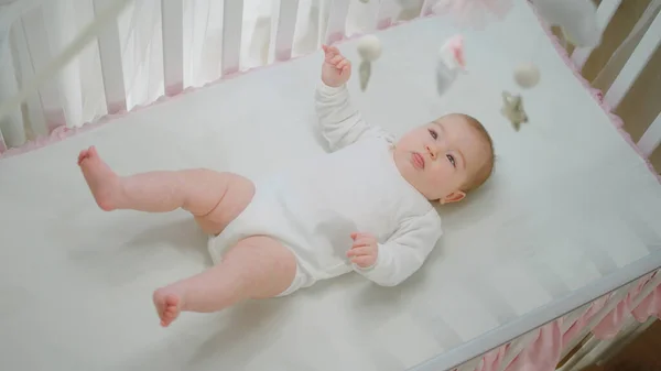 Concept Van Baby Jeugd Mooi Baby Meisje Liggend Haar Babybedje — Stockfoto