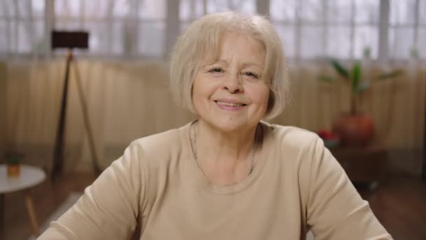 Sorridente Grande Davanti Alla Macchina Fotografica Donna Carismatica Ritratto Molto — Video Stock