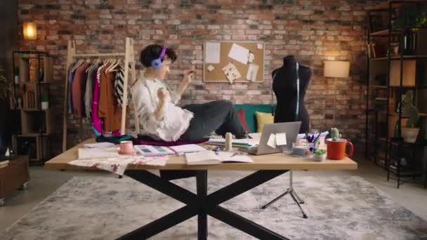 Bonita Designer Moda Feminina Dançando Sobre Sua Mesa Trabalho Enquanto — Vídeo de Stock