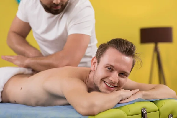 Oljemassage Spa Salong Massören Mannen Gör Professionell Ryggmassage Han Massera — Stockfoto