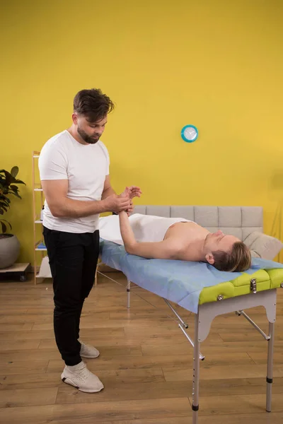 Körperentspannungskonzept Des Masseurs Massageraum Bei Der Handmassage Mit Für Seinen — Stockfoto