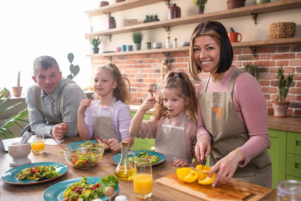 Porträtt Söt Familj Matlagning Tillsammans Köket — Stockfoto