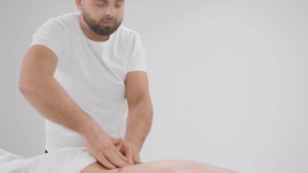 Před Kamerou Dobře Vypadající Muž Terapeut Dělá Uvolněnou Manuální Masáž — Stock video
