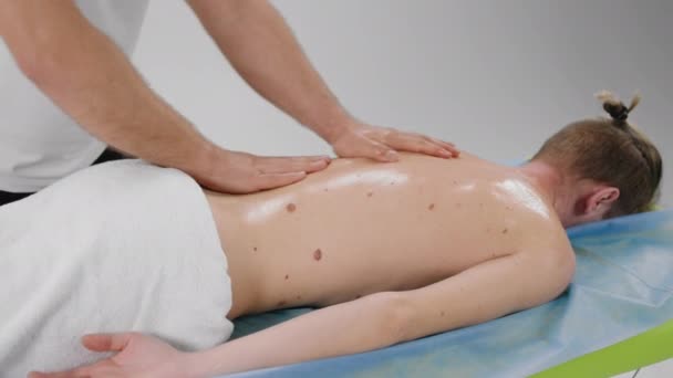 Massageraum Macht Der Professionelle Therapeut Eine Entspannte Rückenmassage Für Seinen — Stockvideo