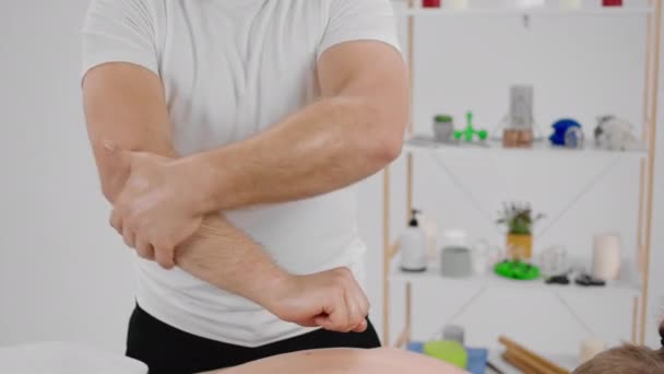 Körperentspannungskonzept Der Masseur Machen Sich Bereit Die Massage Seinem Klienten — Stockvideo