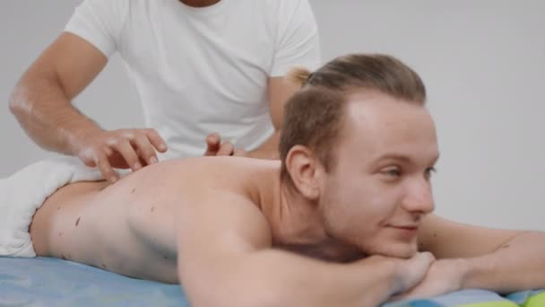 Mutlu Bir Adam Spa Salonunda Özlü Bir Gün Geçirir Tam — Stok video