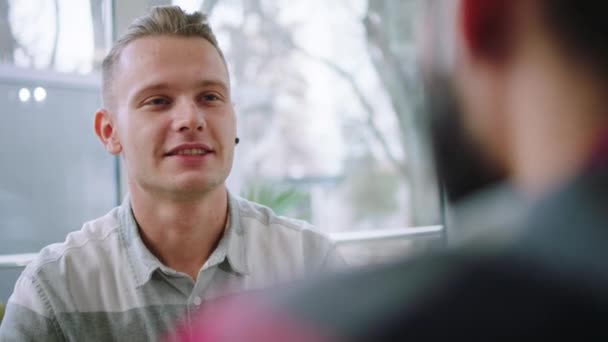 Café Diskutiert Der Attraktive Mann Mit Einem Typen Der Lächelt — Stockvideo