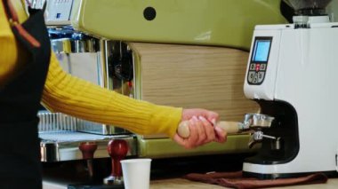 Küçük işletme kavramı ve kahve dükkanındaki girişimci kadın profesyonel kahve makinesinde iyi bir kahve hazırlıyor. ARRI Alexa Mini 'de çekilen.