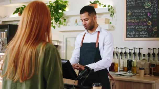 Modern Coffee Shop Pria Barista Tampan Dengan Senyum Manis Memberikan — Stok Video