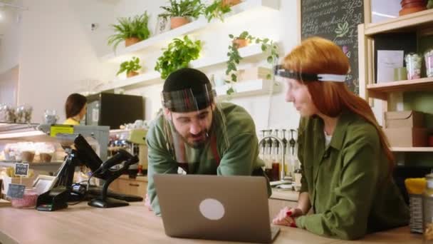 Frente Câmera Dois Baristas Senhora Cara Muito Bonito Discutir Juntos — Vídeo de Stock