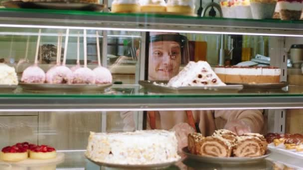Современной Пекарне Продавец Кафе Защитной Маской Харизматично Расположить Пустыни Витрины — стоковое видео
