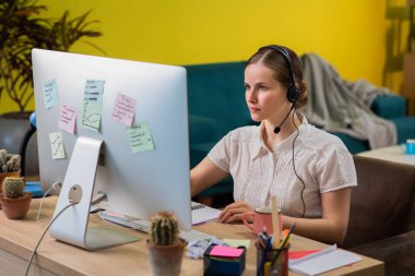 İnternet üzerinden çalışan müşteri hizmetleri mikrofonla kulaklığı kapatıyor ve kahveyi içmeye götürüyor..