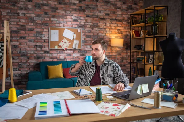 Geconcentreerde Jonge Mannelijke Kleermaker Naaien Werkplaats — Stockfoto