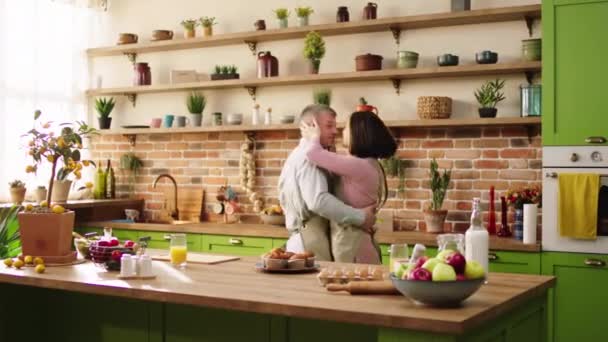 Feliz Pareja Caucásica Bailando Besándose Por Mañana Cocina Abrazan Con — Vídeos de Stock