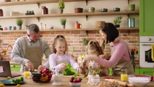 キッチン島の美しい大きな家族が一緒に健康的な朝食を準備し 家族全員が笑顔で興奮している瞬間を楽しんでいます — ストック動画