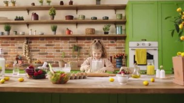 Çok tatlı bir bayan, tüm aile fertlerinin video çekimine katılan lezzetli tatlıyı modellemek için mangırları harmanladı. 4k