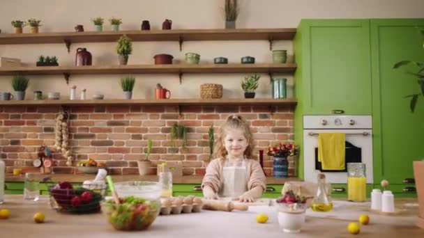 Bucătăria Modernă Spațioasă Care Pozează Fața Camerei Fetiță Zâmbitoare Fericită — Videoclip de stoc