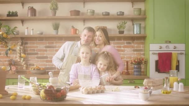 Portret Pięknej Rodziny Bardzo Charyzmatyczny Pozowanie Domu Kuchni Patrząc Prosto — Wideo stockowe
