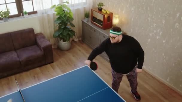 Красивий Товстий Хлопець Грає Настільному Тенісі Або Гра Пінг Понг — стокове відео
