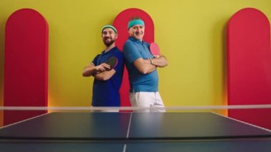 Yakışıklı iki adam. Biri genç, diğeri yaşlı, kameranın önünde büyük bir gülümsemeyle poz veriyorlar. Masa tenisi oynadıktan sonra elleri karga gibi ötüyor ve raketi tutuyorlar. ARRI Alexa 'da çekim