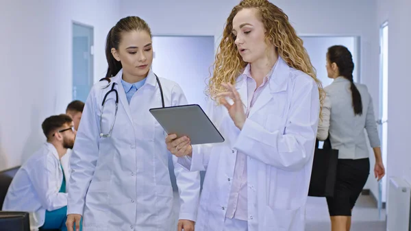 Před Kamerou Moderní Nemocnici Chodbě Dvě Lékařky Analyzují Diskutují Diagnostiku — Stock fotografie