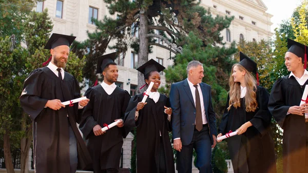Estudantes Graduados Multiétnicos Parque Universitário Andando Grupo Com Diretor Faculdade — Fotografia de Stock